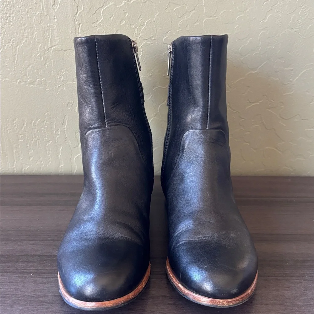 UGG Finnegan‎ Black Leather Silver Buckle Moto Ankle Boots Size 6 / EU 37